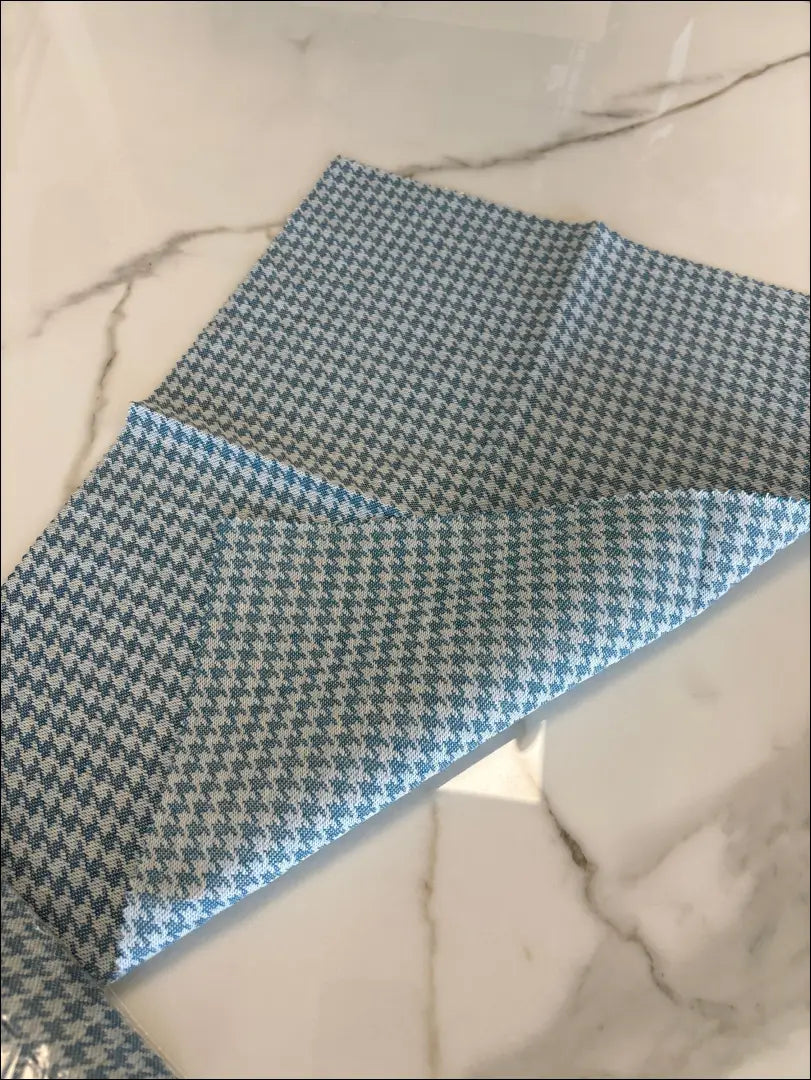 Stalo servetėlė DI7313 - €2 Save 75% __label:Pristatymas 1-2 d.d., color-balta, color-melyna, material-poliesteris,