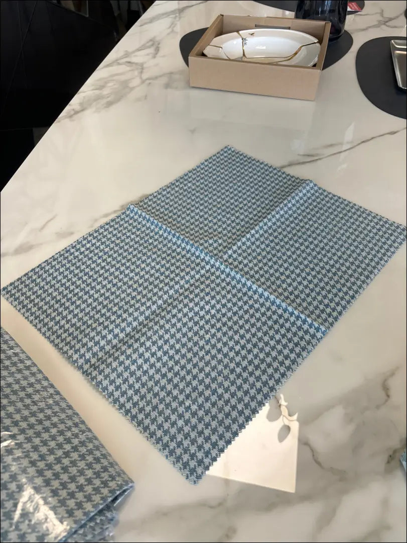 Stalo servetėlė DI7313 - €2 Save 75% __label:Pristatymas 1-2 d.d., color-balta, color-melyna, material-poliesteris,