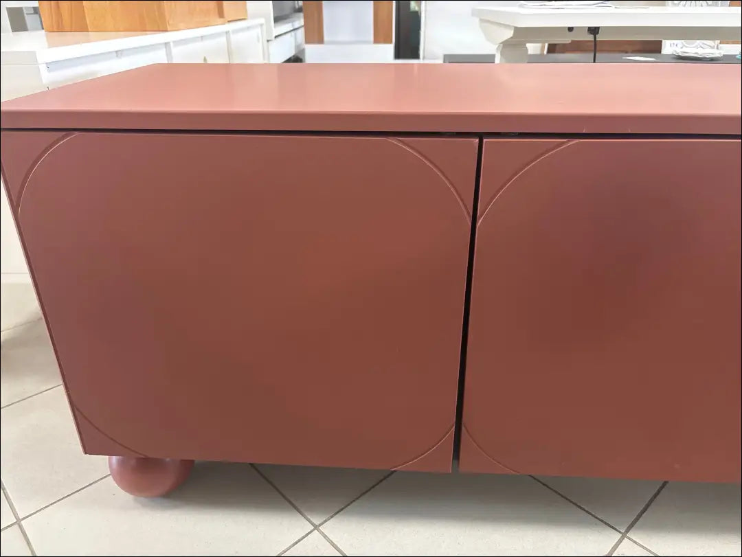 TV staliukas SI1777 - €150 100-200, __label:Pristatymas 1-2 d.d., color-raudona, color-ruda, material-mdf €100 to €200