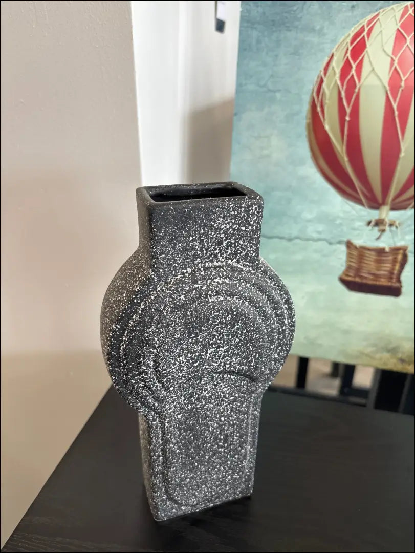 Vaza DI9660 - €10 Save 55% __label:Pristatymas 1-2 d.d., color-balta, color-juoda, interjeras, material-keramika Iki