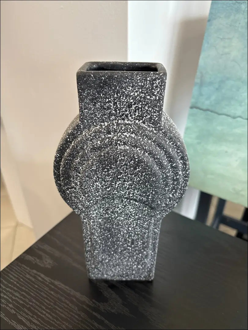 Vaza DI9660 - €10 Save 55% __label:Pristatymas 1-2 d.d., color-balta, color-juoda, interjeras, material-keramika Iki