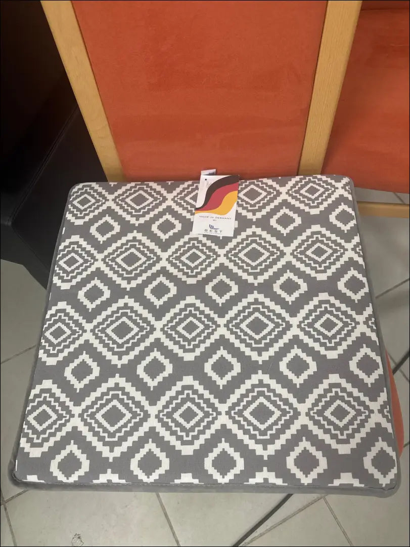 Kėdės pagalvėlė DI11245 - €10 Save 50% __label:Pristatymas 1-2 d.d., color-balta, color-pilka, kedes-pagalvele,