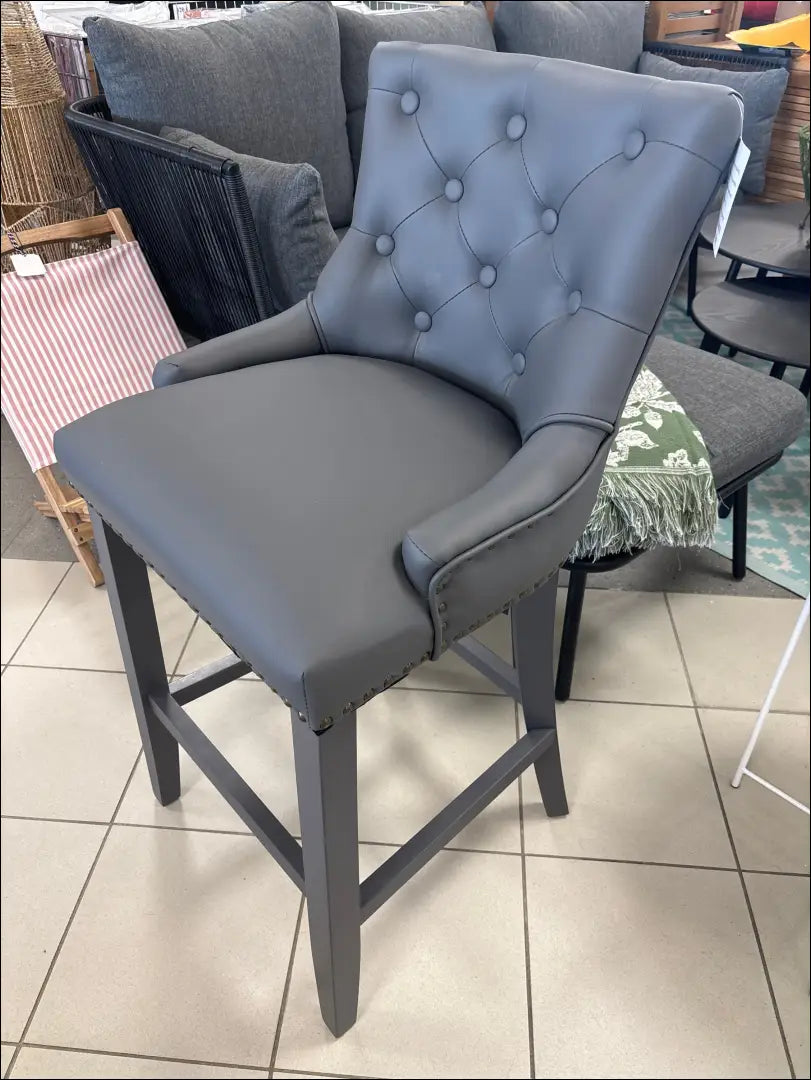 Baro kėdė VI899 - €100 Save 65% 100-200, __label:Pristatymas 1-2 d.d., color-pilka, material-dirbtine-oda, pazeistas
