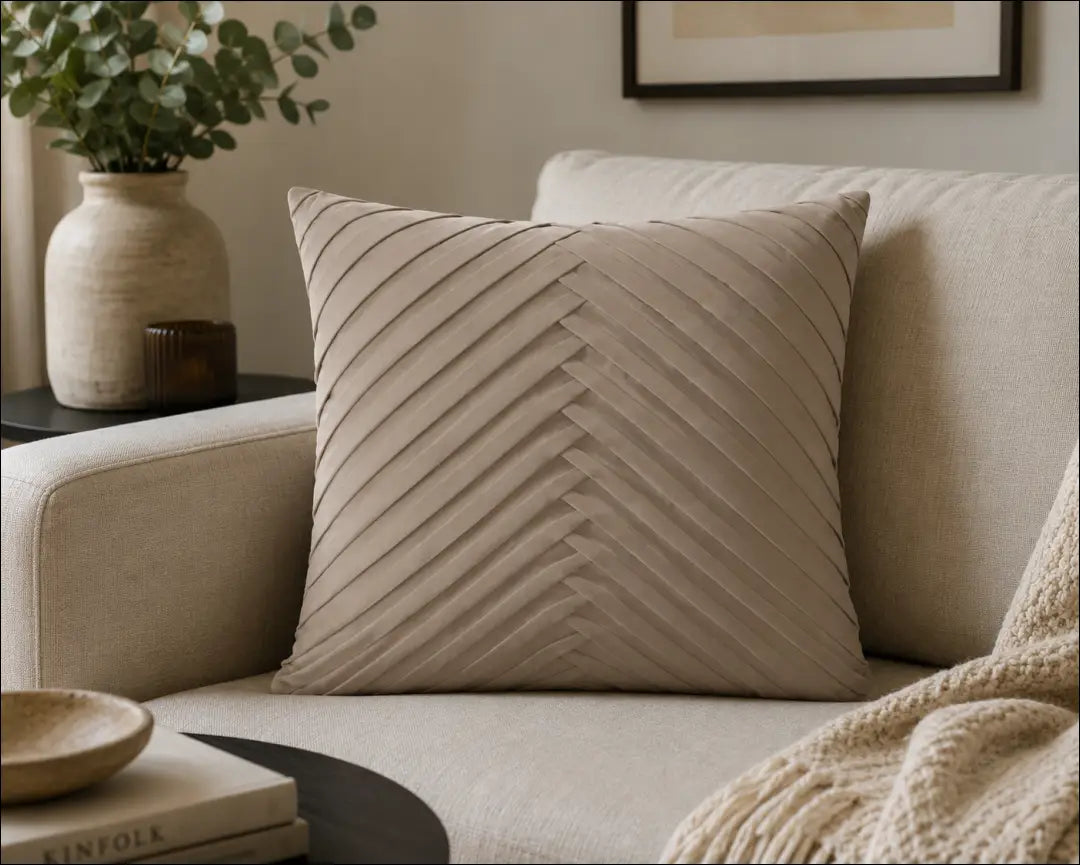 Dekoratyvinė aksominė pagalvėlė DI4305 - €11 Save 60% __label:Pristatymas 1-2 d.d., color-smelio, interjeras,