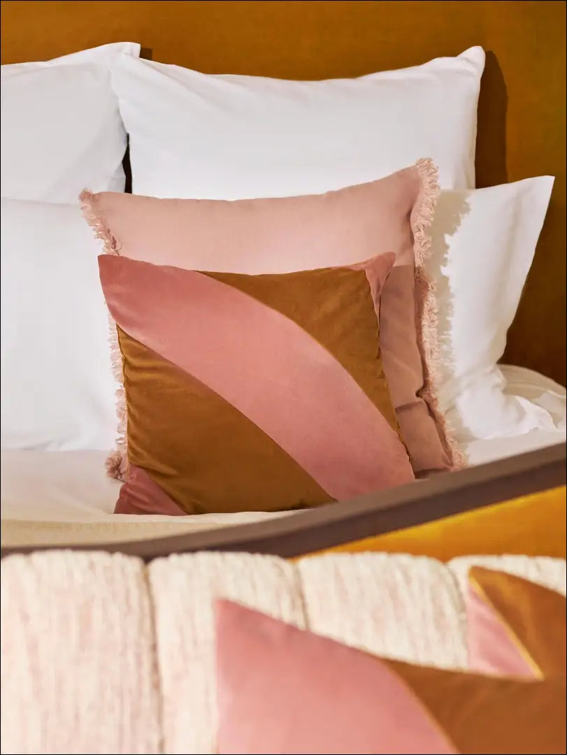 Dekoratyvinė aksominė pagalvėlė DI4327 - €11 Save 55% __label:Pristatymas 1-2 d.d., color-rozine, color-ruda,