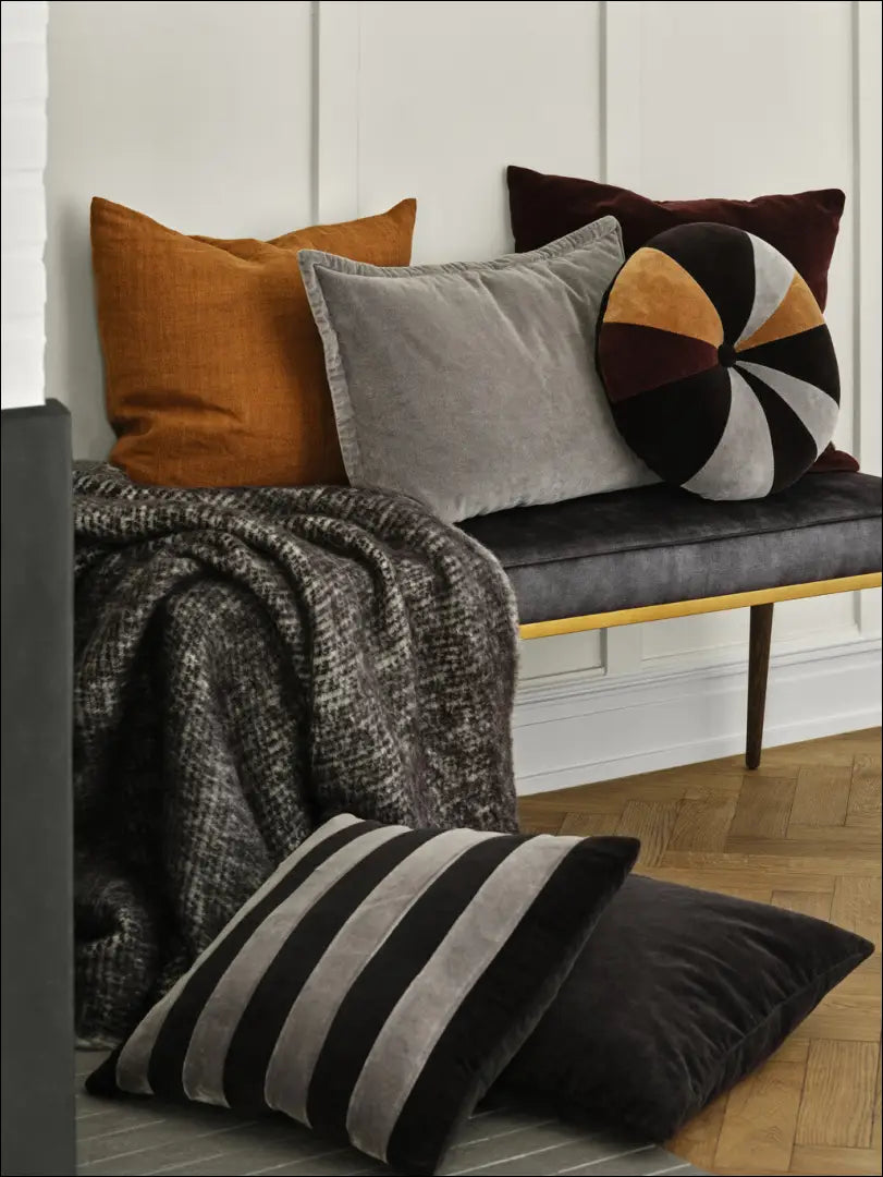 Dekoratyvinė aksominė pagalvėlė DI7357 - €27 Save 50% 25-50, __label:Pristatymas 1-2 d.d., color-juoda, color-pilka,