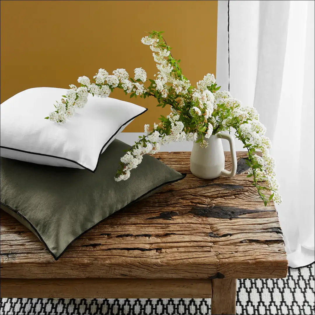 Dekoratyvinė lininė pagalvėlė DI11417 - €31 Save 55% 25-50, __label:Pristatymas 1-2 d.d., color-balta, color-juoda,