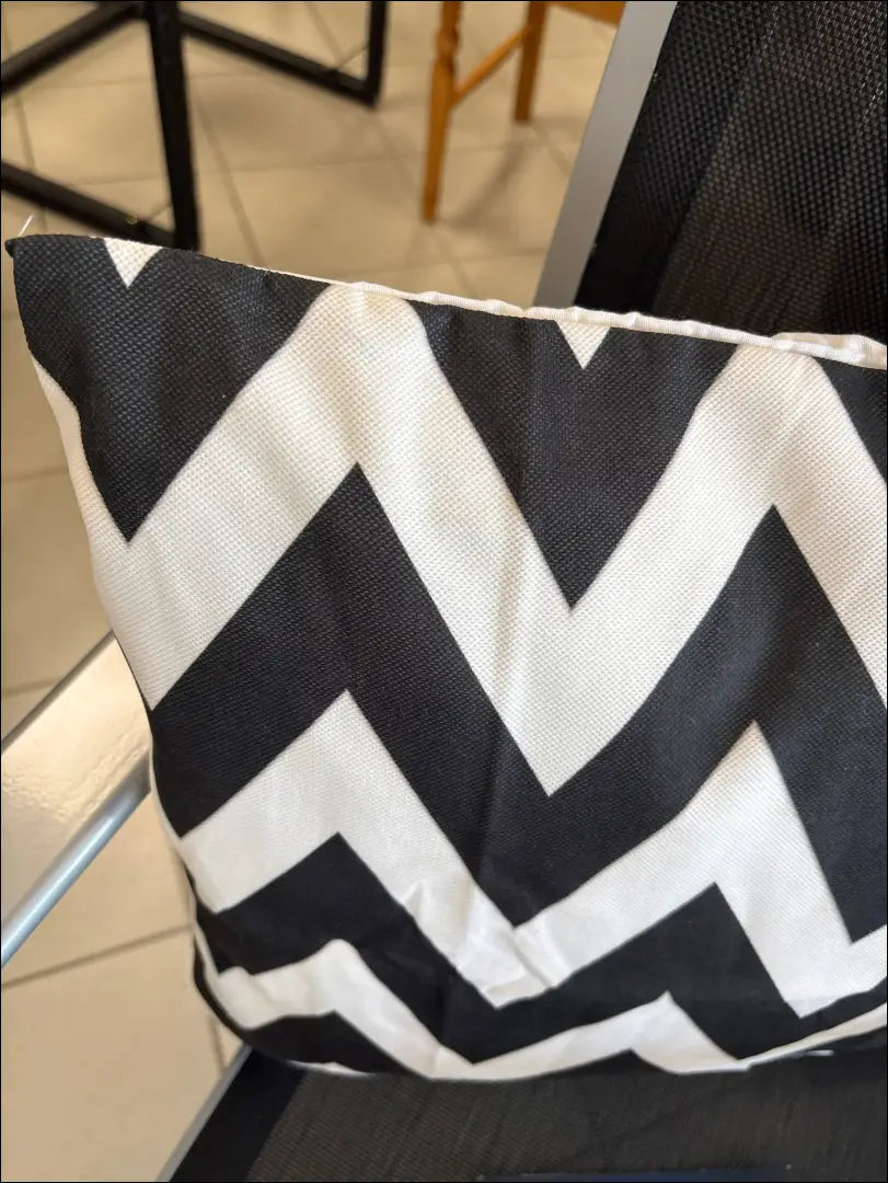 Dekoratyvinė pagalvėlė DI10018 - €8 Save 50% __label:Pristatymas 1-2 d.d., color-balta, color-juoda, interjeras,