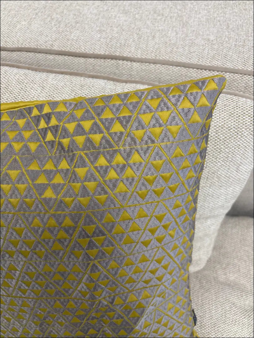 Dekoratyvinė pagalvėlė DI10259 - €42 Save 50% 25-50, __label:Pristatymas 1-2 d.d., color-geltona, color-sidabrine,