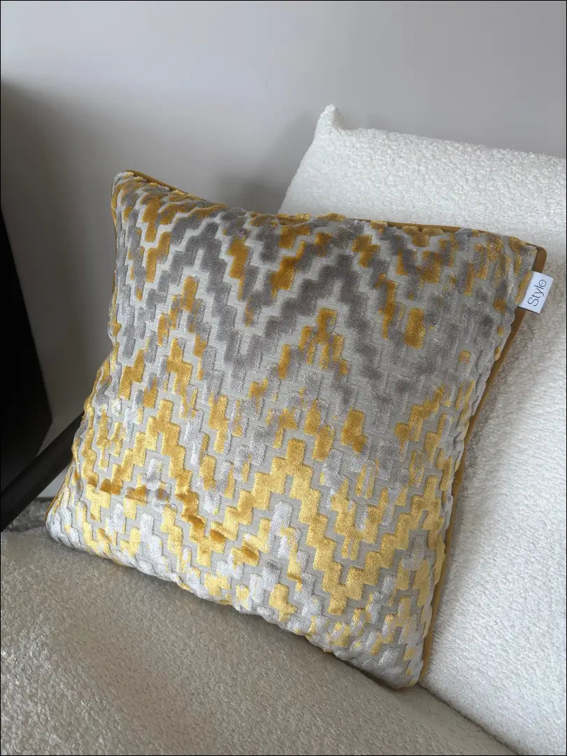 Dekoratyvinė pagalvėlė DI11545 - €13 Save 55% __label:Pristatymas 1-2 d.d., color-geltona, color-pilka, interjeras,