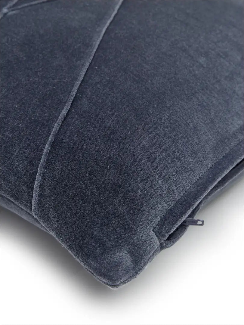 Dekoratyvinė pagalvėlė DI4315 - €14 Save 50% __label:Pristatymas 1-2 d.d., color-melyna, interjeras, material-aksomas,