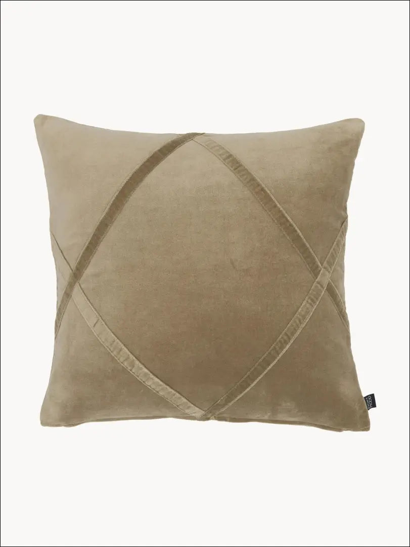 Dekoratyvinė pagalvėlė DI4441 - €11 Save 55% __label:Pristatymas 1-2 d.d., color-smelio, interjeras, material-aksomas,