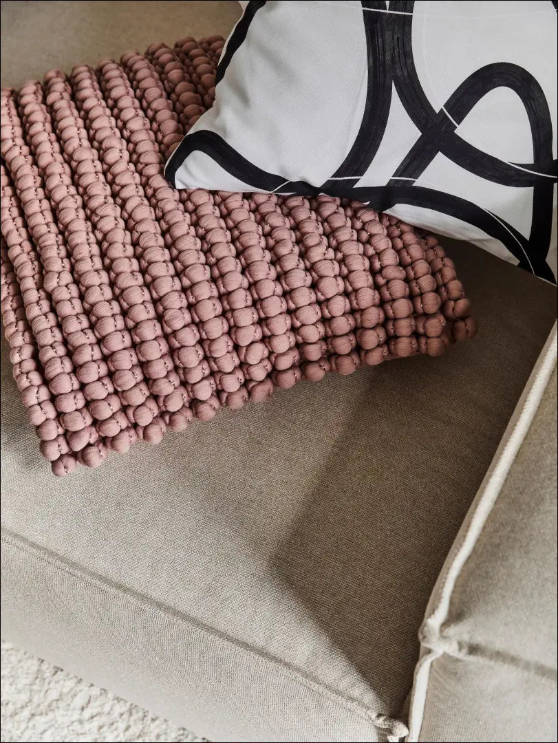 Dekoratyvinė pagalvėlė DI5446 - €18 Save 55% __label:Pristatymas 1-2 d.d., color-rozine, interjeras, material-medvilne,