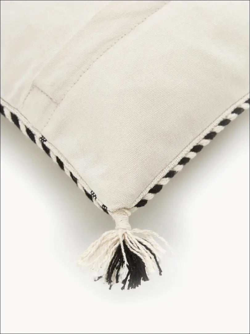 Dekoratyvinė pagalvėlė DI7174 - €10 Save 60% __label:Pristatymas 1-2 d.d., color-juoda, color-smelio, interjeras,