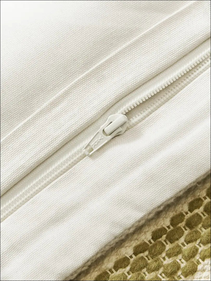 Dekoratyvinė pagalvėlė DI7227 - €16 Save 55% __label:Pristatymas 1-2 d.d., color-kremas, color-zalia, interjeras,