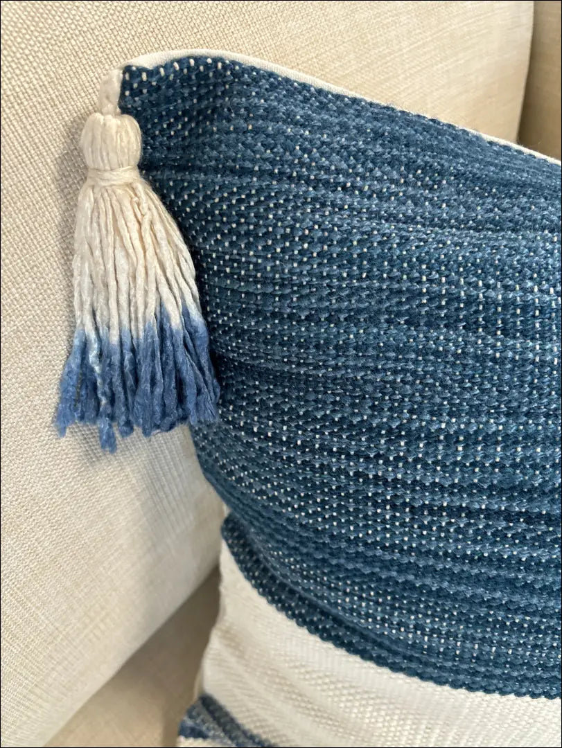 Dekoratyvinė pagalvėlė DI7344 - €27 Save 55% 25-50, __label:Pristatymas 1-2 d.d., color-balta, color-melyna, interjeras