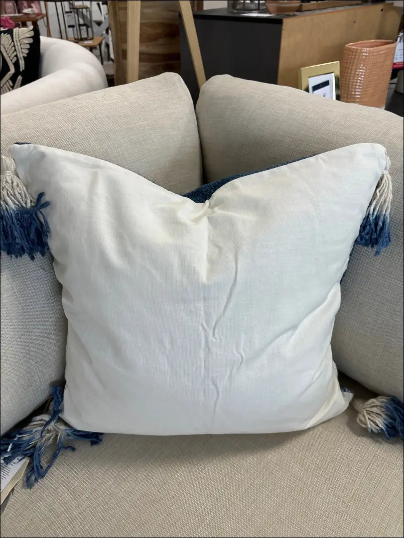 Dekoratyvinė pagalvėlė DI7344 - €27 Save 55% 25-50, __label:Pristatymas 1-2 d.d., color-balta, color-melyna, interjeras