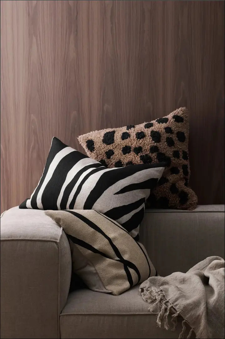 Dekoratyvinė pagalvėlė DI7358 - €22 Save 55% __label:Pristatymas 1-2 d.d., color-juoda, color-smelio, interjeras,