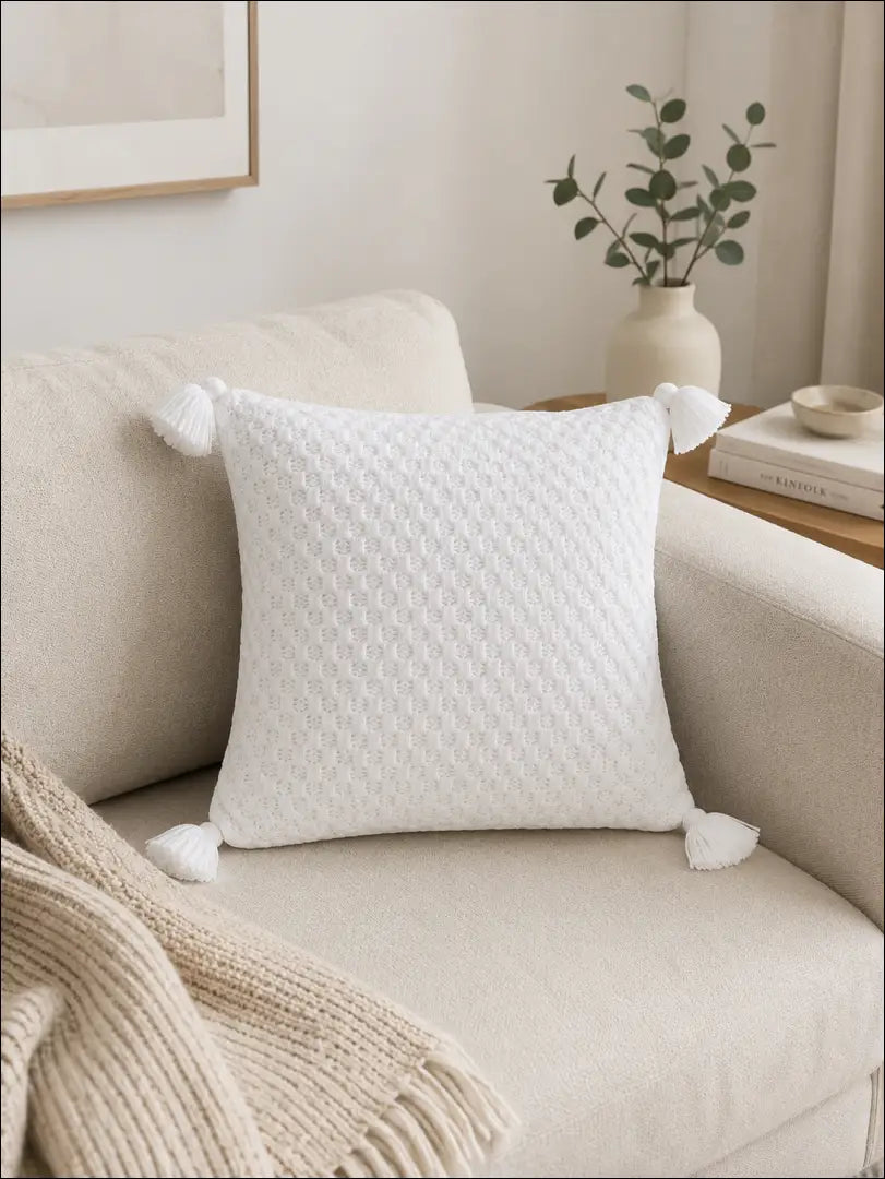 Dekoratyvinė pagalvėlė su kutais DI5174 - €12 Save 60% __label:Pristatymas 1-2 d.d., color-balta, interjeras,