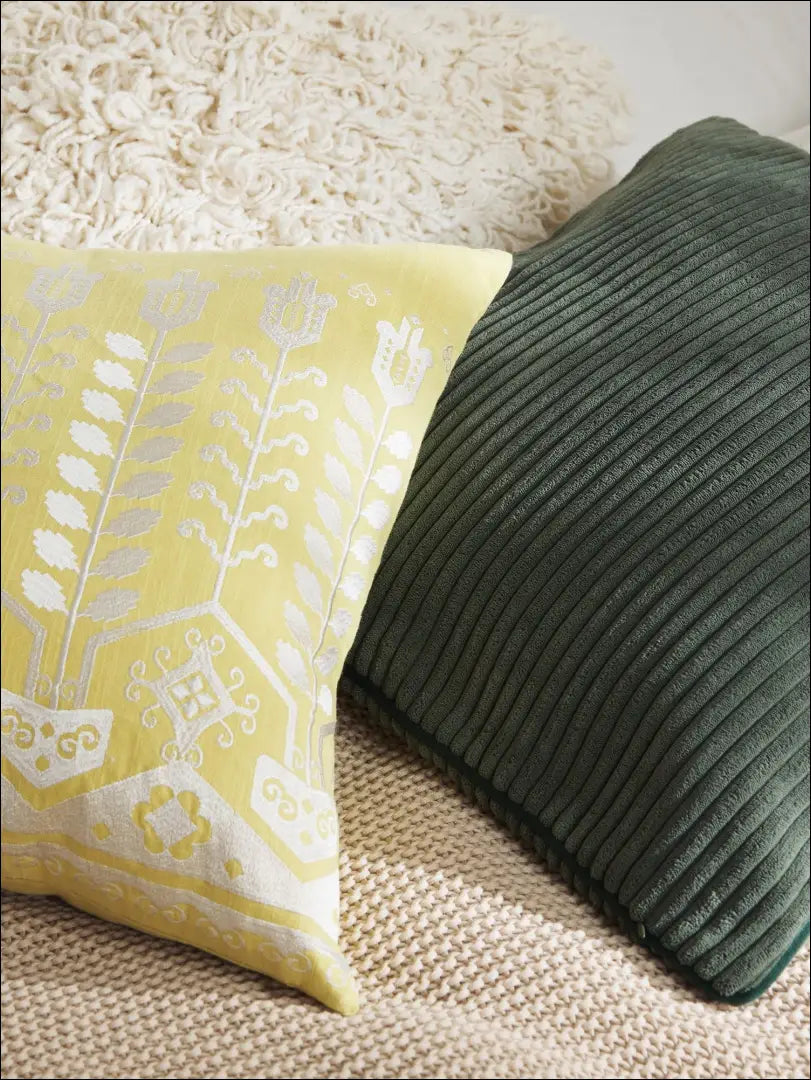 Dekoratyvinė siuvinėta pagalvėlė DI7236 - €16 Save 55% __label:Pristatymas 1-2 d.d., color-geltona, interjeras,