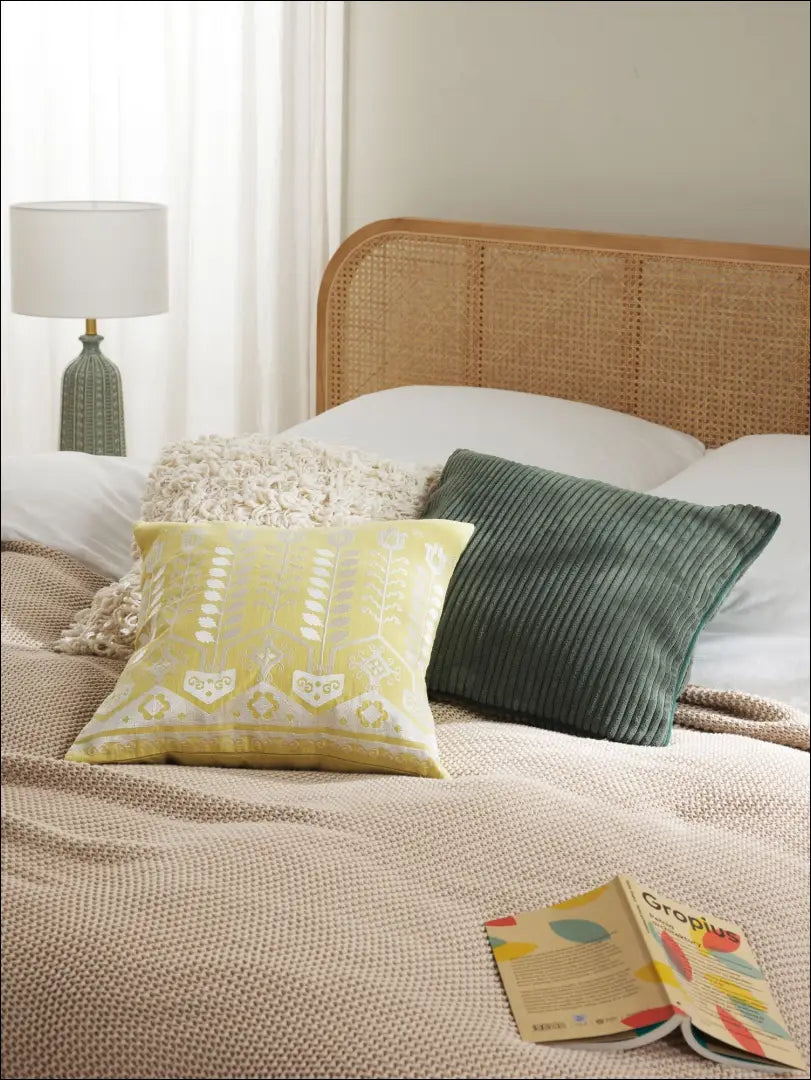 Dekoratyvinė siuvinėta pagalvėlė DI7236 - €16 Save 55% __label:Pristatymas 1-2 d.d., color-geltona, interjeras,