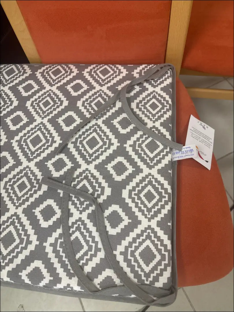 Kėdės pagalvėlė DI11245 - €10 Save 50% __label:Pristatymas 1-2 d.d., color-balta, color-pilka, kedes-pagalvele,