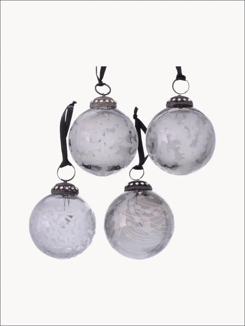 Kalėdinių burbulų komplektas (4vnt) DI4783 - €18 Save 50% __label:Pristatymas 1-2 d.d., color-juoda, color-pilka,