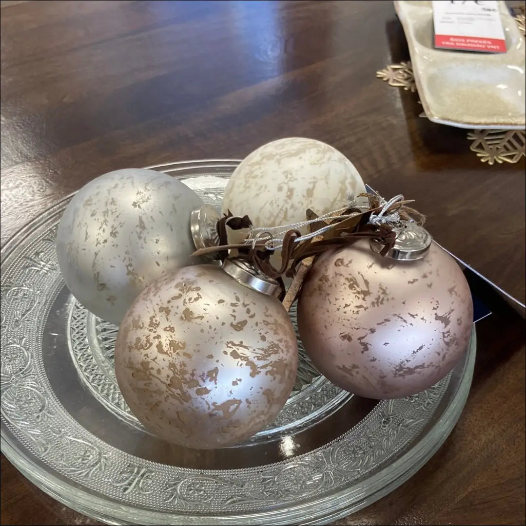 Kalėdinių burbulų komplektas (4vnt) DI4837 - €15 Save 50% __label:Pristatymas 1-2 d.d., color-pilka, color-smelio,