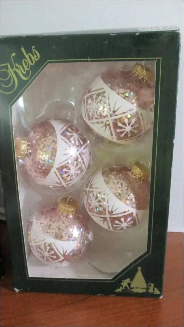 Kalėdinių žaisliukų komplektas (4vnt) DI10515 - €13 Save 50% __label:Pristatymas 1-2 d.d., color-balta, color-rozine,