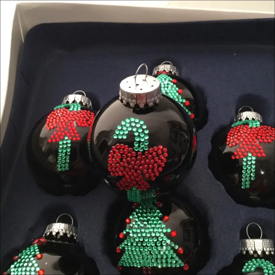 Kalėdinių žaisliukų komplektas (9vnt) DI10449 - €15 Save 50% __label:Pristatymas 1-2 d.d., color-juoda, color-raudona,