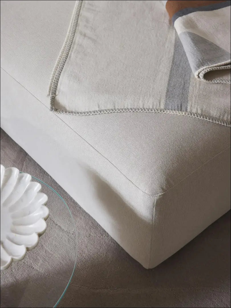 Kampinė sofa MI762 - €1,300 Save 50% __label:Pristatymas 1-2 d.d., color-kremas, kampai, material-gobelenas, minksti