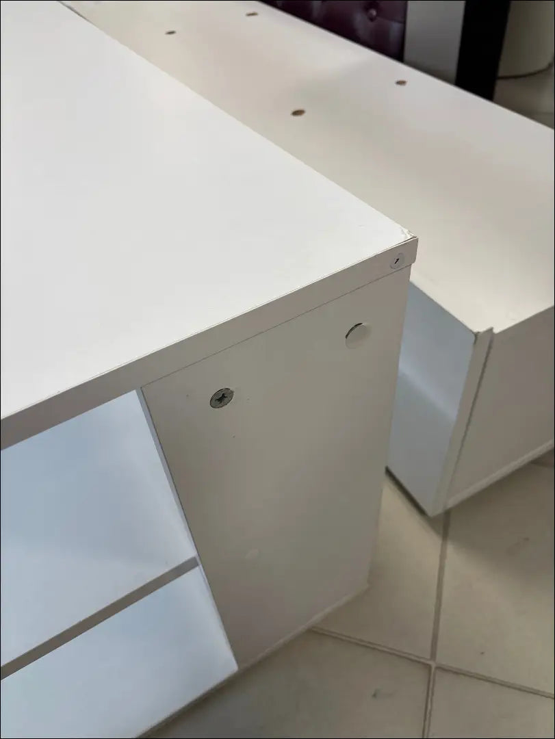 Kampinis TV staliukas SI2119 - €30 25-50, __label:Pristatymas 1-2 d.d., color-balta, material-mediena, pazeistas €25