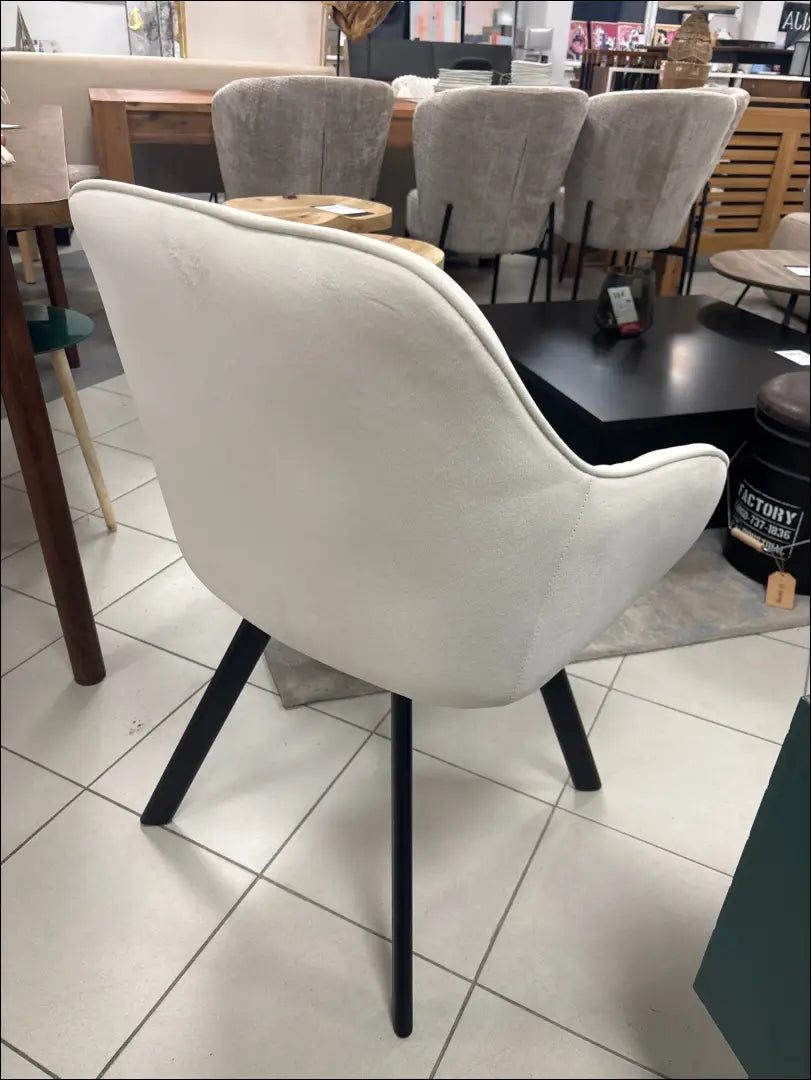 Kėdė VI1167 - €63 Save 50% 50-100, __label:Pristatymas 1-2 d.d., color-kremas, kedes-valgomojo, material-aksomas €50