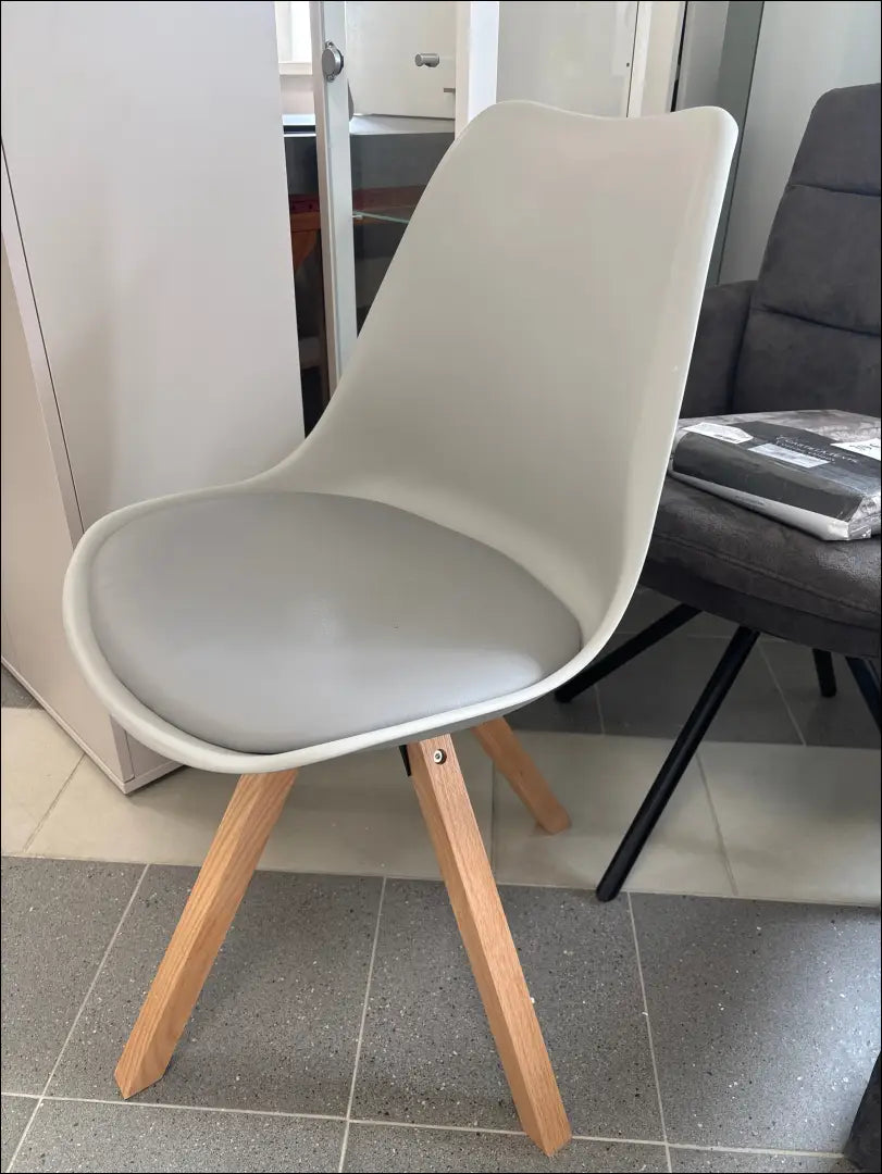 Kėdė VI1685 - €15 Save 80% __label:Pristatymas 1-2 d.d., color-pilka, material-dirbtine-oda, material-plastikas,