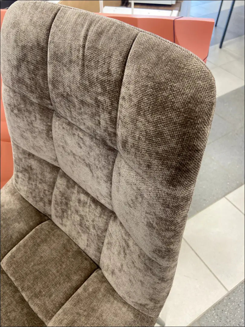 Kėdė VI725 - €58 Save 65% 50-100, __label:Pristatymas 1-2 d.d., color-ruda, kedes-valgomojo, material-aksomas €50