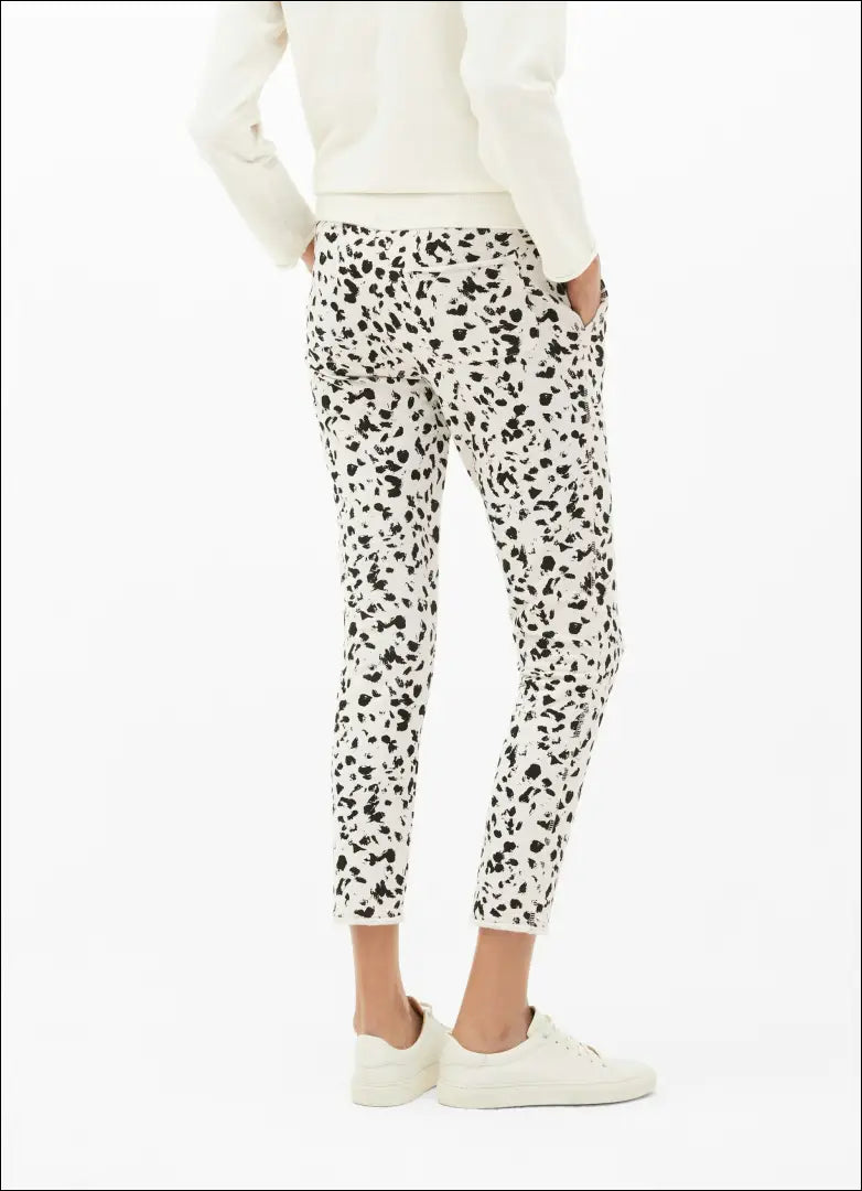 Laisvalaikio kelnės “Juvia” DI7639 - €49 Save 65% 25-50, __label:Pristatymas 1-2 d.d., color-balta, color-juoda,