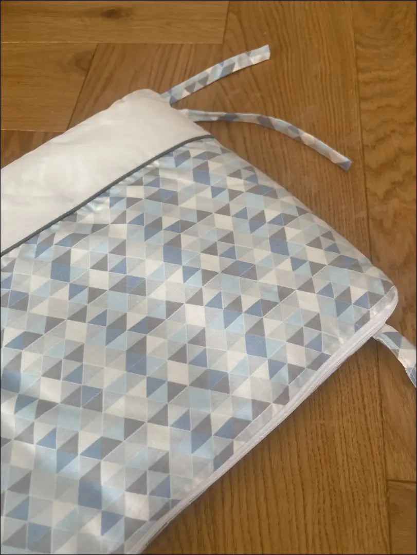 Lovytės apsaugėlė DI11175 - €26 Save 50% 25-50, __label:Pristatymas 1-2 d.d., color-balta, color-melyna, color-pilka