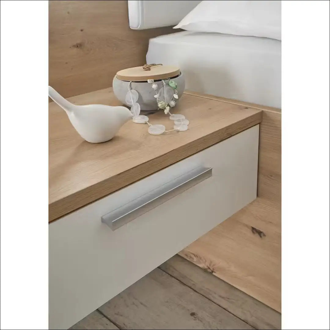 Miegamojo lova su naktiniais staliukais GI580 - €344 Save 55% __label:Pristatymas 1-2 d.d., color-balta, color-ruda,