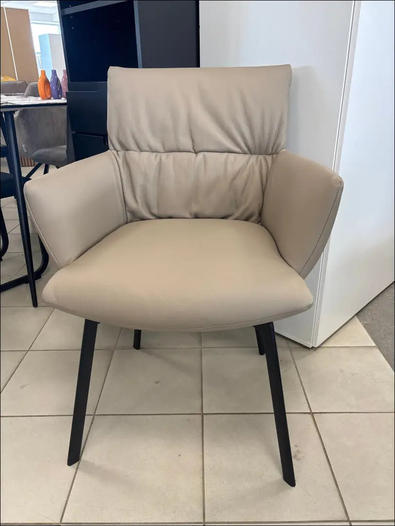 Odinė kėdė VI1407 - €115 Save 65% 100-200, __label:Pristatymas 1-2 d.d., color-smelio, material-oda, pazeistas €100