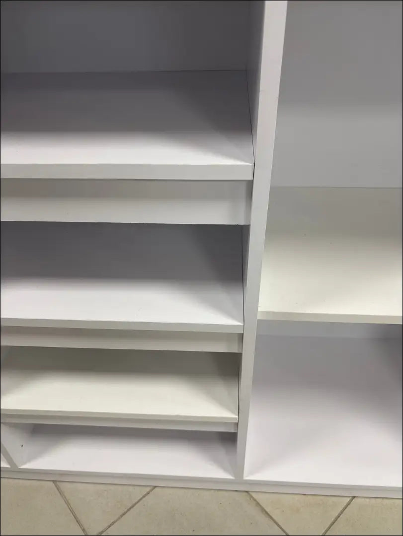 Pastatoma lentyna SI2009 - €30 25-50, __label:Pristatymas 1-2 d.d., color-balta, material-mediena, pazeistas €25 to €50