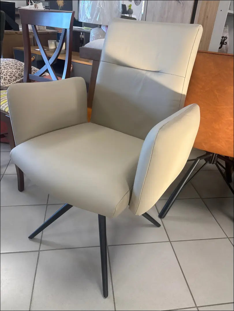 Pasukama kėdė VI1586 - €130 Save 50% 100-200, __label:Pristatymas 1-2 d.d., biuro-baldai, biuro-kedes, color-smelio