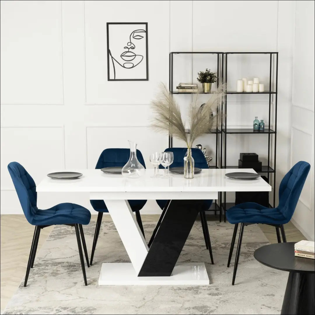 Stalo 120–160 cm juodo/balto blizgio ir 4 tamsiai mėlynų kėdžių komplektas TE2438 - €526 Save 15% __label:Pristatymas