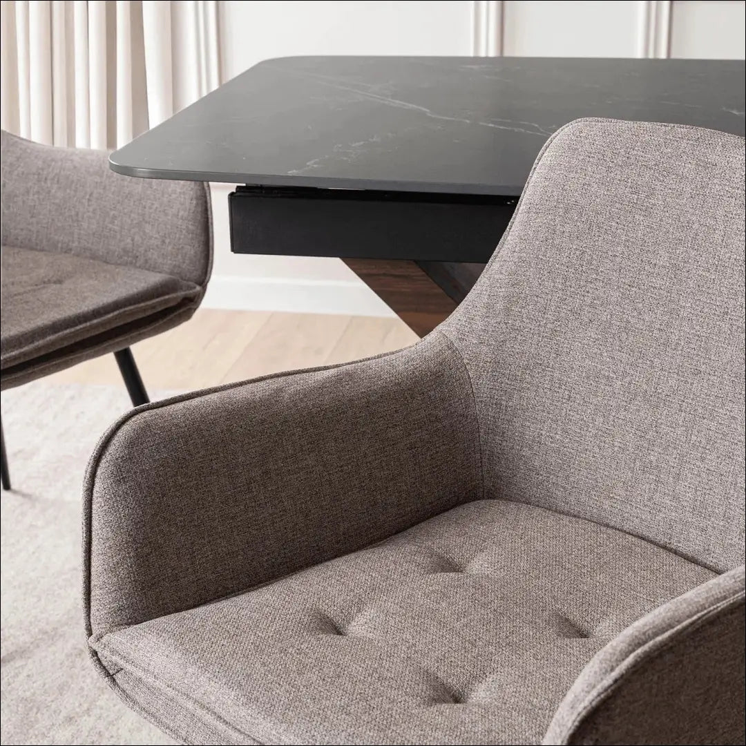 Stalų komplektas 160–200 cm juodas/riešutmedžio spalvos ir 4 rudos kėdės TE2429 - €723 Save 15% __label:Pristatymas