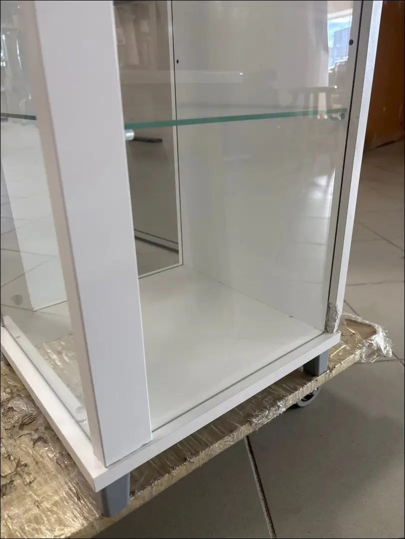 Stiklinė vitrina SI2334 - €70 Save 70% 50-100, __label:Pristatymas 1-2 d.d., color-balta, material-mediena,