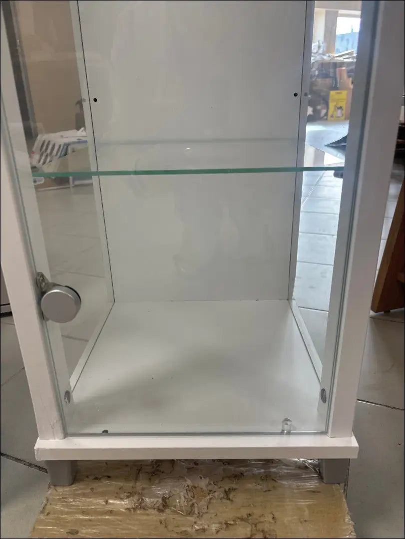 Stiklinė vitrina SI2334 - €70 Save 70% 50-100, __label:Pristatymas 1-2 d.d., color-balta, material-mediena,