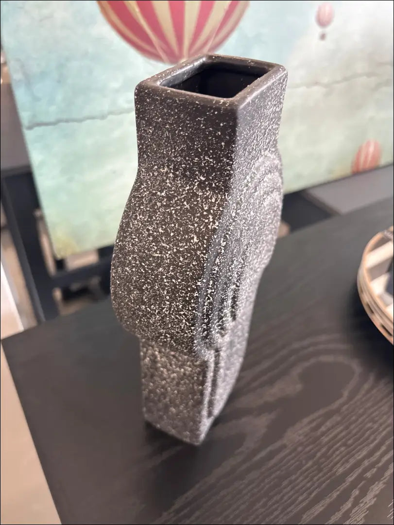 Vaza DI9660 - €10 Save 55% __label:Pristatymas 1-2 d.d., color-balta, color-juoda, interjeras, material-keramika Iki