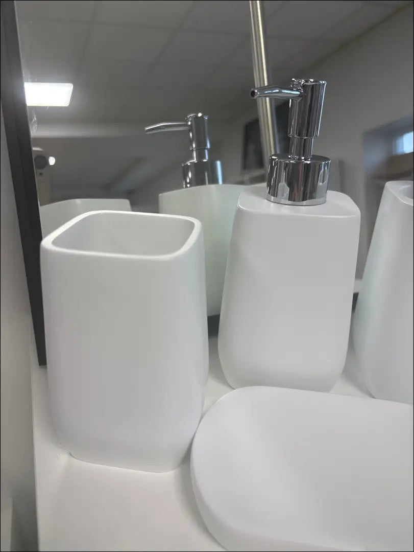 Vonios kambario aksesuarų komplektas (4 dalys) DI10907 - €28 Save 50% 25-50, __label:Pristatymas 1-2 d.d., color-balta,